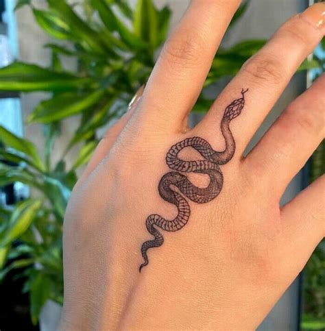 Tatuaggio serpente: significato, storia e consigli pratici (50 foto)